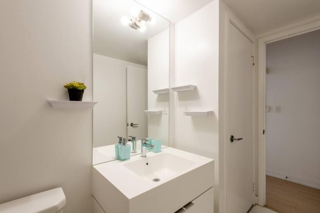 Stylish Downtown Lakeview Condo - One Free Parking Toronto Exterior foto