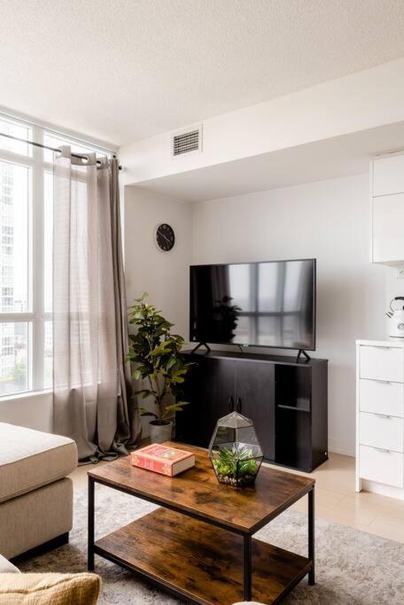 Stylish Downtown Lakeview Condo - One Free Parking Toronto Exterior foto