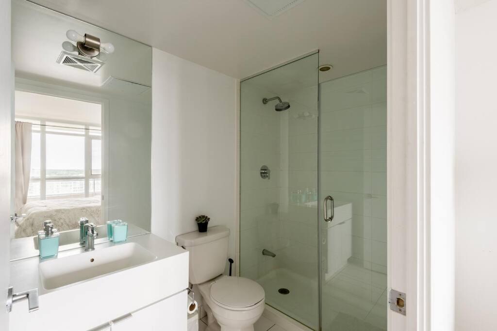 Stylish Downtown Lakeview Condo - One Free Parking Toronto Exterior foto