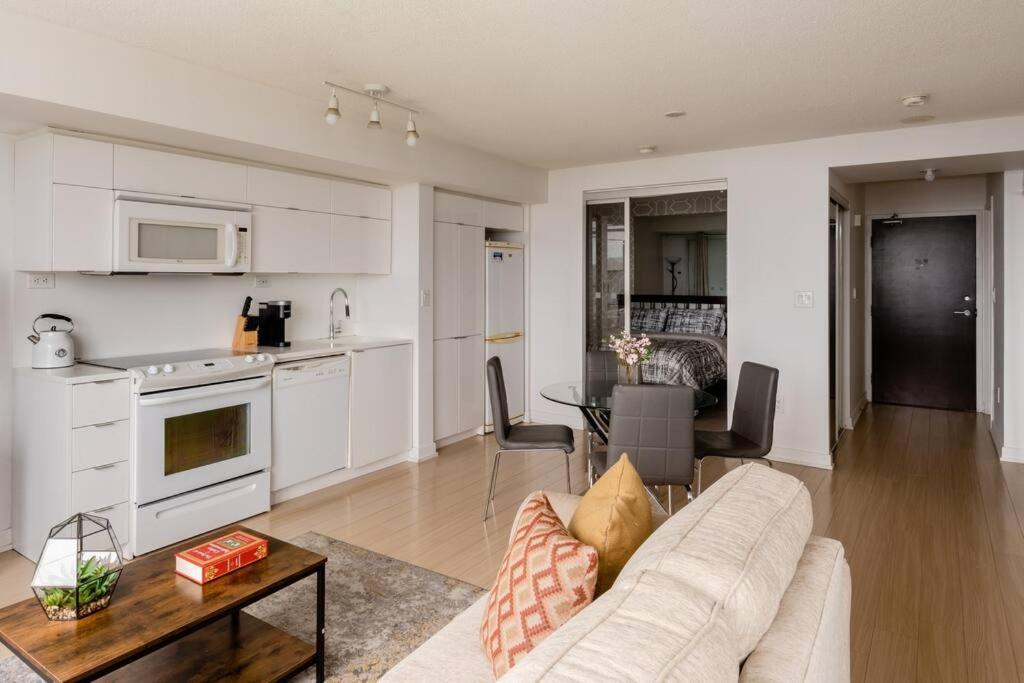 Stylish Downtown Lakeview Condo - One Free Parking Toronto Exterior foto