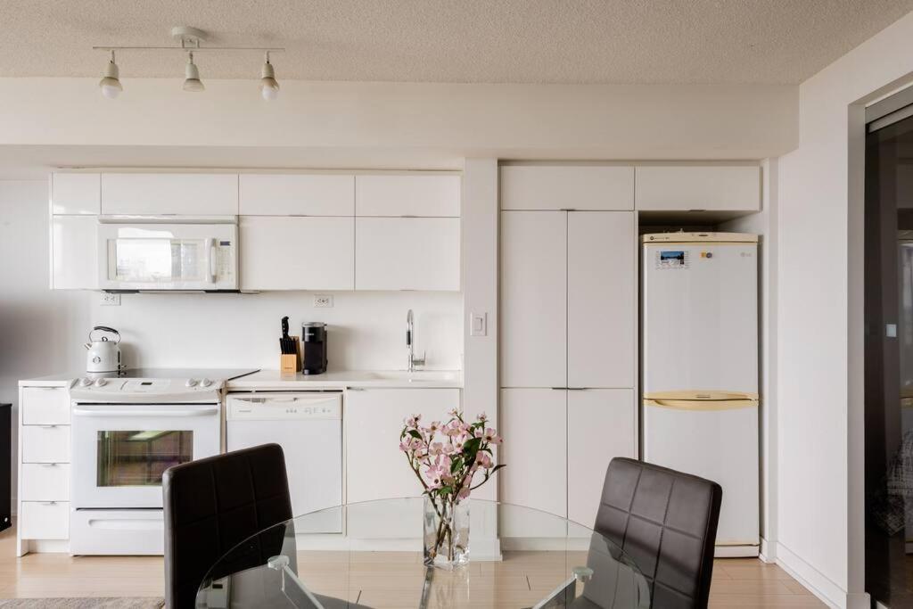 Stylish Downtown Lakeview Condo - One Free Parking Toronto Exterior foto