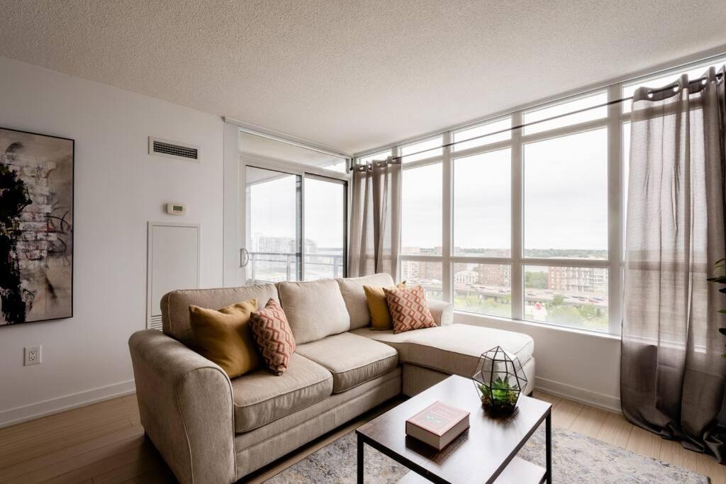 Stylish Downtown Lakeview Condo - One Free Parking Toronto Exterior foto