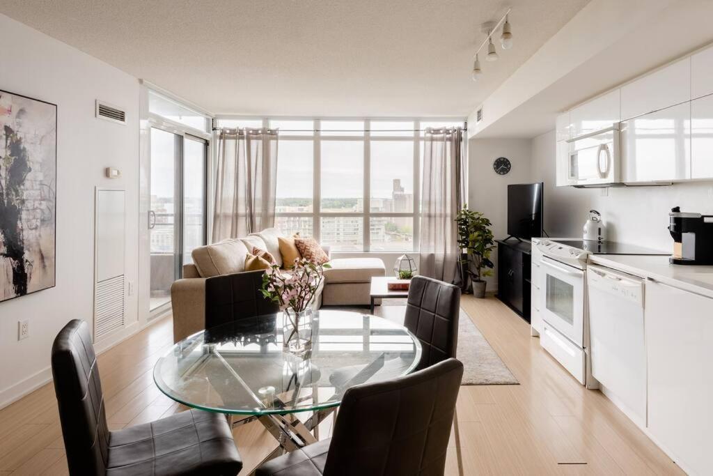 Stylish Downtown Lakeview Condo - One Free Parking Toronto Exterior foto