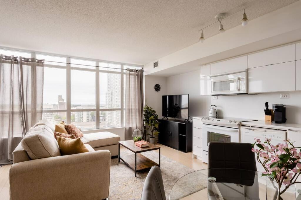 Stylish Downtown Lakeview Condo - One Free Parking Toronto Exterior foto